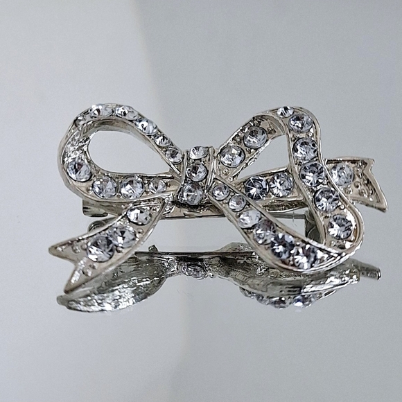 RHINESTONE AND SILVERTONE BOW BROOCH - Picture 1 of 10